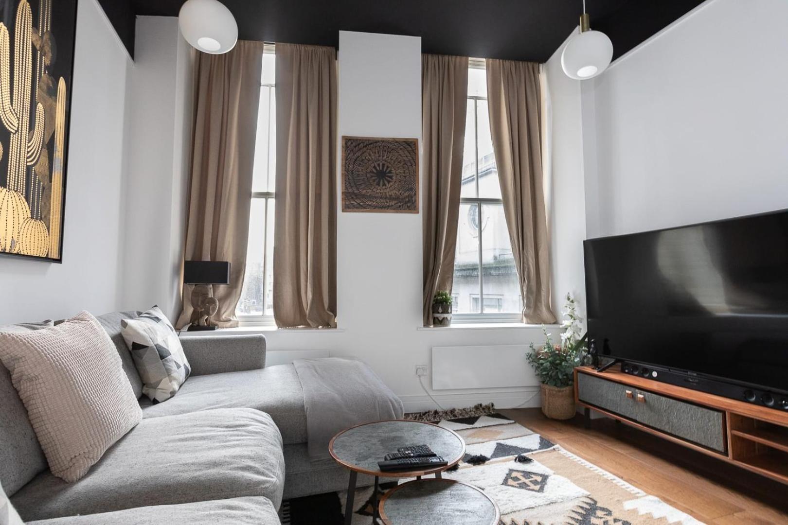 Two Adjacent Luxurious 1 Bed Appartamento